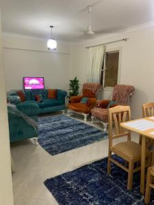 Madinat Al Ashir min RamadanにあるUrben Haven Dar Misrのソファと椅子とテーブルのあるリビングルーム