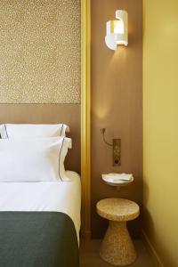 Postel nebo postele na pokoji v ubytování Hôtel Prince de Conti - Hôtel Rénové