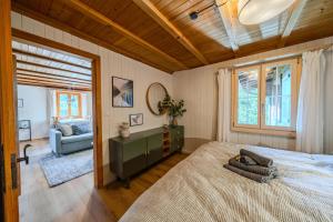 Un dormitorio con una cama grande y una ventana grande. en Mountain Loft - Where Design Meets Nature, en Axalp