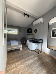 een kamer met een bed en een bureau. bij Robert Local Social Restaurant & Accomodation in Hîrşova