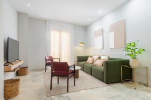 TV a/nebo společenská místnost v ubytování Stunning 3BR 2BTH with Parking and Jacuzzi