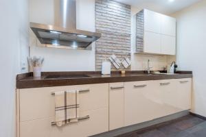 Kuchyň nebo kuchyňský kout v ubytování Stunning 3BR 2BTH with Parking and Jacuzzi