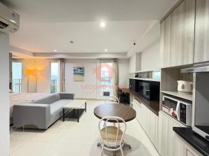 Η κουζίνα ή μικρή κουζίνα στο Cozy 1BR Azalea Apt Cikarang Pool & Gym