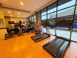 Γυμναστήριο ή/και όργανα γυμναστικής στο Cozy 1BR Azalea Apt Cikarang Pool & Gym