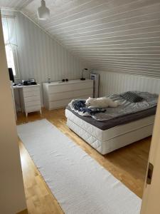 een slaapkamer met een bed in een kamer met een wit plafond bij Villa Koivurinne in Äänekoski