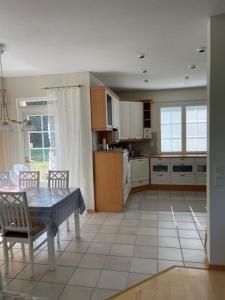 een keuken met een tafel en stoelen in een kamer bij Villa Koivurinne in Äänekoski