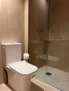 a bathroom with a toilet and a glass shower at Piscina moderna y elegante 5 in Murcia +1 photo
