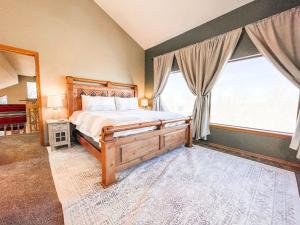 een slaapkamer met een groot bed en een groot raam bij 85 Potlatch in Green Mountain Falls