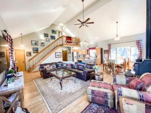 een woonkamer met een bank en een tafel bij 85 Potlatch in Green Mountain Falls
