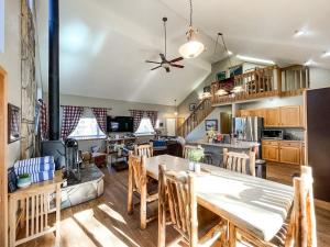 een keuken en eetkamer met een tafel en stoelen bij 85 Potlatch in Green Mountain Falls +23 foto's