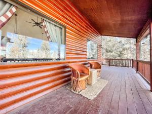een afgeschermde veranda van een hut met houten lambrisering bij 85 Potlatch in Green Mountain Falls