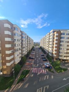 una vista aérea de una calle de la ciudad con edificios altos en Fiald-Apartament Nou, en Bacău