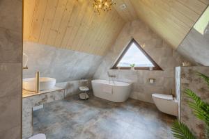 ein Badezimmer mit zwei Waschbecken und zwei Toiletten in der Unterkunft Apartamenty Koziniec Lux in Czarna Góra + 60 Fotos