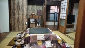 a bedroom with a bed in the middle of a room at ペットok 古民家ふるさと真鶴 in Manazuru