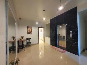 a living room with a large black marble wall at Ju Mông Hostel in Ha Giang