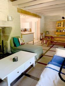 ein Wohnzimmer mit Sofa und Tisch in der Unterkunft Le Gite D'origne in Origne