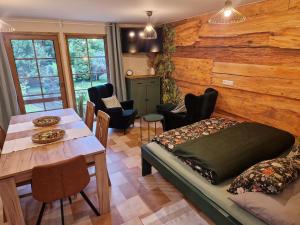 Un dormitorio con una cama y una mesa y sillas. en Apartmány KOUTY 23, en Kouty