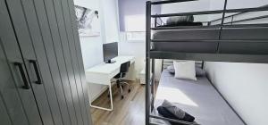 Ένα ή περισσότερα κρεβάτια σε δωμάτιο στο Ideal for families on the beach in Barcelona with a pool +24 φωτογραφίες