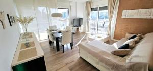 Μια τηλεόραση ή/και κέντρο ψυχαγωγίας στο Ideal for families on the beach in Barcelona with a pool