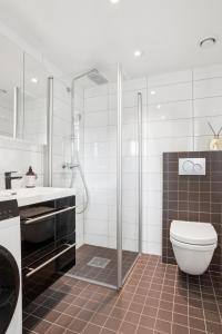 Ένα μπάνιο στο The Lovely Central Place +17 φωτογραφίες