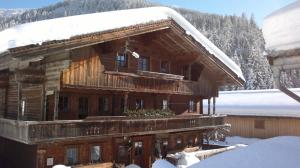 une cabane en rondins avec de la neige au-dessus dans l'établissement Appartement Leirer, à Alpbach