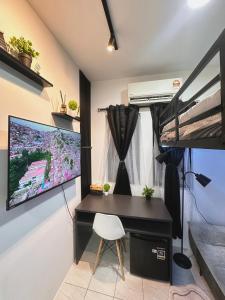 a room with a desk and a bunk bed at Unisuites Kampar Studio 5 min to UTAR TARC -3pax , 1 CP in Kampar +64 photos