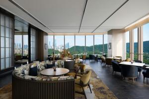 長沙市にあるChangsha Marriott Hotel Westのホテルのロビー(テーブル、椅子、窓付)