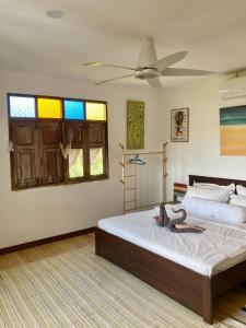 Schlafzimmer mit einem Bett und Buntglasfenstern in der Unterkunft Stylish Bohemian Getaway with Breathtaking Sea Views in Ko Lanta