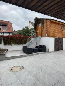 un patio con 2 sillas y un edificio en F5 - 2 Zimmer Wohnung, en Offenbach