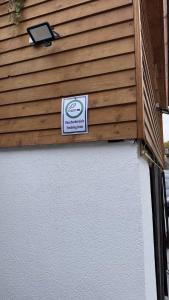 una señal que está al lado de un edificio en F5 - 2 Zimmer Wohnung, en Offenbach