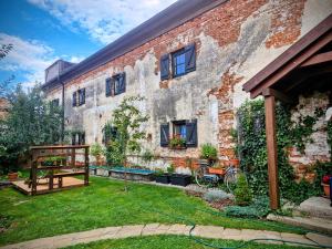 a garden in front of a brick building at Originálne bývanie v starej sýpke z roku 1828. in Bretejovce