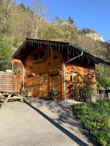 eine Blockhütte mit offener Tür im Wald in der Unterkunft Chalet individuel en montagne in La Forclaz