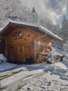eine Blockhütte im Schnee mit Schnee in der Unterkunft Chalet individuel en montagne in La Forclaz