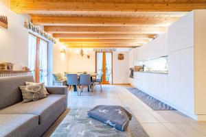 una sala de estar con un sofá y una mesa en Charming Civetta, en Alleghe