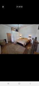 Una cama o camas en una habitación de Somerset luxury home
