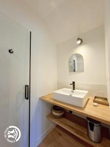 une salle de bain avec un lavabo blanc et un miroir dans l'établissement Peyres, à Mansencôme 21 autres photos