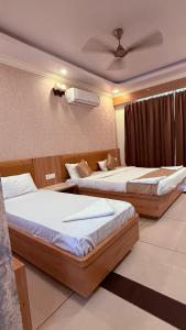 Un pat sau paturi într-o cameră la Maitree Beach Resort