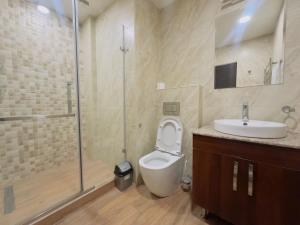 エレバンにあるTaurus apartmentsのシャワー、トイレ、洗面台を備えたバスルーム +15枚の写真