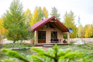 una pequeña casa con techo rojo en un bosque en House 28 Brezna, en Plužine