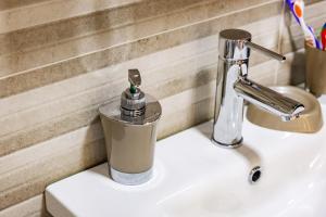 lavabo con dispensador de jabón en House 28 Brezna, en Plužine 31 fotos más