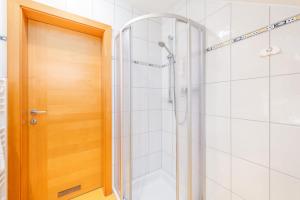 een badkamer met douche en glazen deur bij BioHAUS in Haus im Ennstal +46 foto's