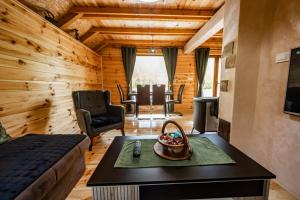 una habitación con una cama y una mesa en una habitación en House 28 Brezna, en Plužine