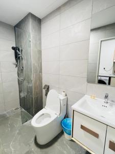 une salle de bain avec toilettes, douche et lavabo dans l'établissement Majestic residence KLCC Luxury Pool, à Kuala Lumpur