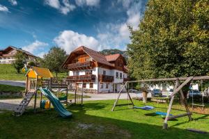 een speeltuin voor een huis bij BioHAUS in Haus im Ennstal
