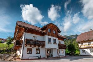 een huis in de bergen met een blauwe lucht bij BioHAUS in Haus im Ennstal