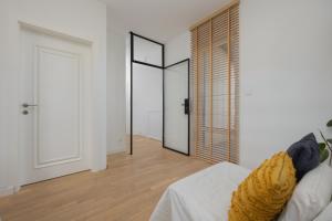 Habitación con cama y espejo grande. en Warsaw Piaseczno House with Garden by Noclegi Renters, en Józefosław