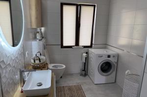 Koupelna v ubytování Apartament Willa Dom wakacyjny Agroturystyka Zacisze11 Idealny dla rodzin z dziećmi Holiday Home Vacation House",