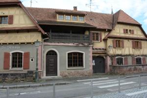 an old house on the side of a street at La Passerelle de la Doller in Reiningue