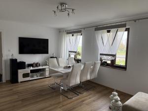 TV a/nebo společenská místnost v ubytování Apartament Willa Dom wakacyjny Agroturystyka Zacisze11 Idealny dla rodzin z dziećmi Holiday Home Vacation House",