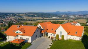 una vista aerea di una casa con tetti arancioni di Sonntagsberg Hof Familie Fiedler a Bad Waltersdorf